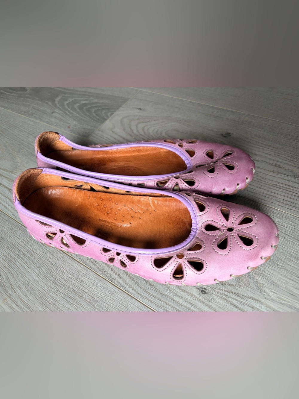 Volks Walkers | Lavender Leather Floral CutOut Flats Size 36